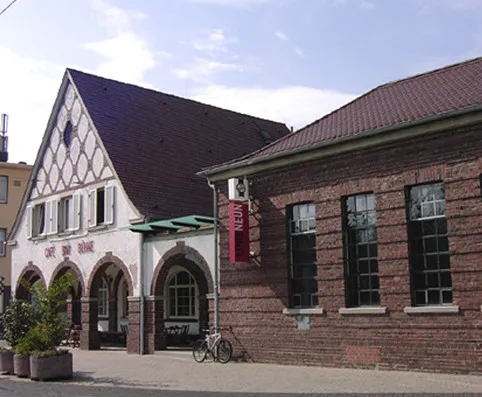 Tische im Gastraum der Linie Neun